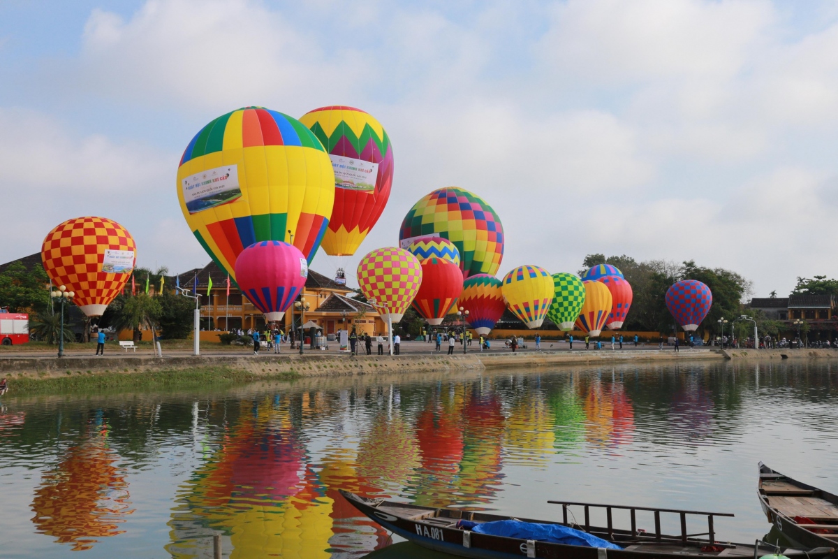hot-air balloons colour sky over hoi an ancient town picture 10 hot-air balloons colour sky over hoi an ancient town picture 10