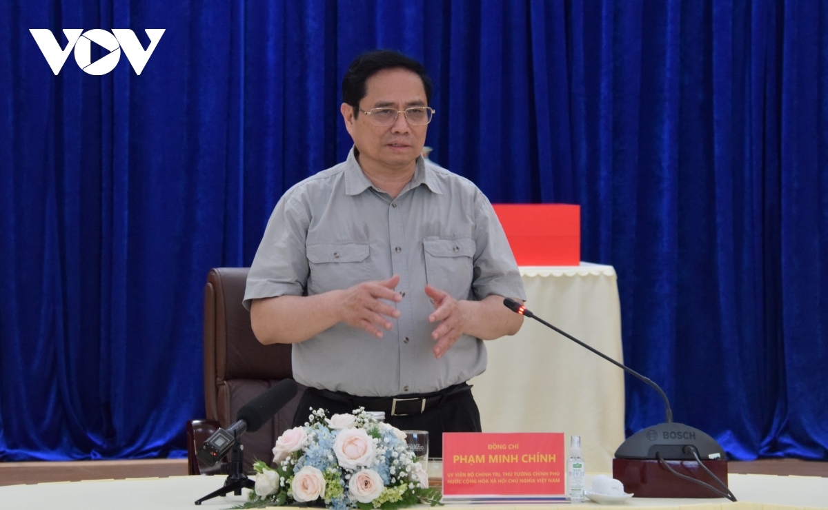 The company aims to gross VND100 trillion in this year's revenue plan in 2022.  The Vietnamese cabinet leader acknowledged Thaco's efforts in making large budget contributions and investment in infrastructure development, especially industrial infrastructure facilities, thereby creating jobs for more than 60,000 employees and  allocating over VND2,200 billion to social welfare.
He emphasizes the Party's consistent policy of strongly developing the private sector which is destined to become the important driving force behind the nation's economic development. The development of the Truong Hai Thaco Automobile Joint Stock Company over the past 25 years has demonstrated the right track for development. Chinh suggests that the company continue to bring into full play what it has achieved to keep abreast with the industrial revolution 4.0.