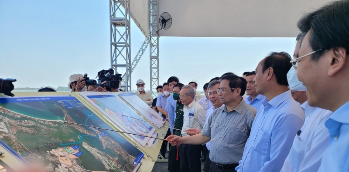 Inspecting Chu Lai port and Chu Lai airport, the PM asks Thaco to focus its investment on the development of these two facilities in order to serve the development of the company and Quang Nam province as well.