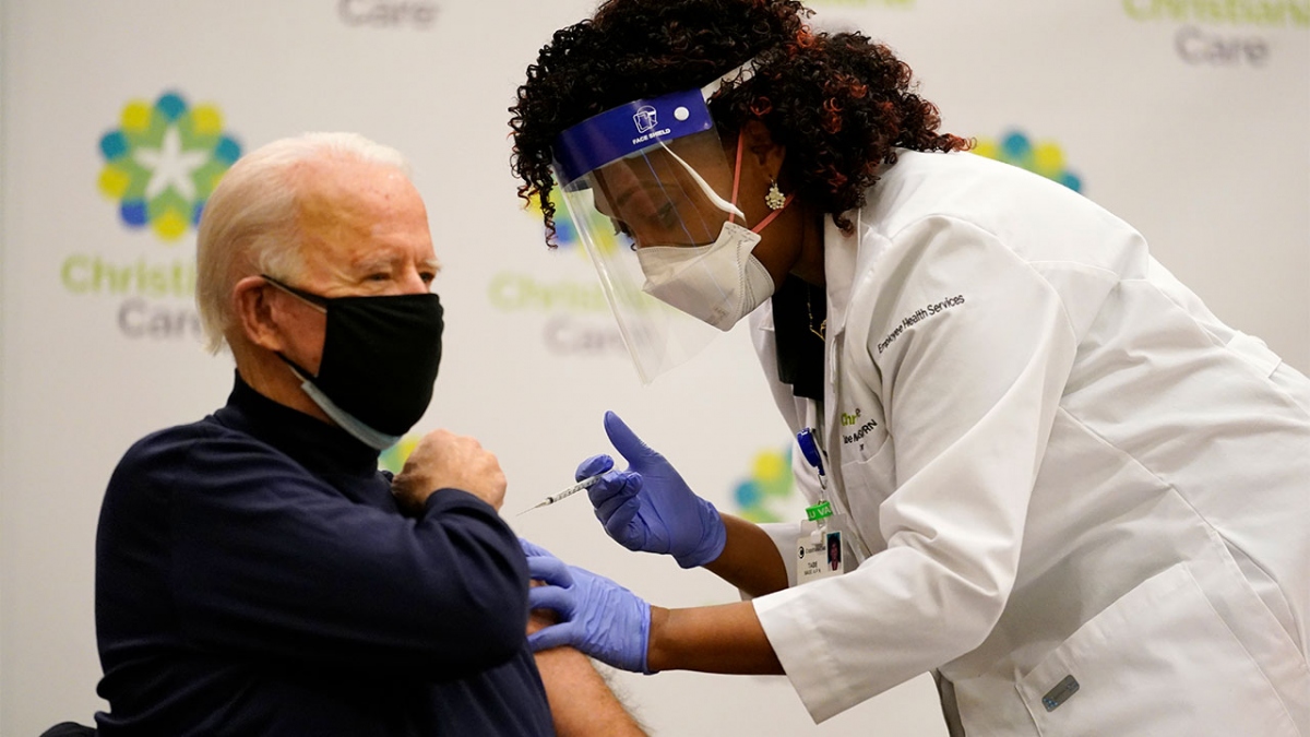 Tổng thống Mỹ Joe Biden tiêm mũi vaccine COVID-19 đầu tiên. (Ảnh: AP)