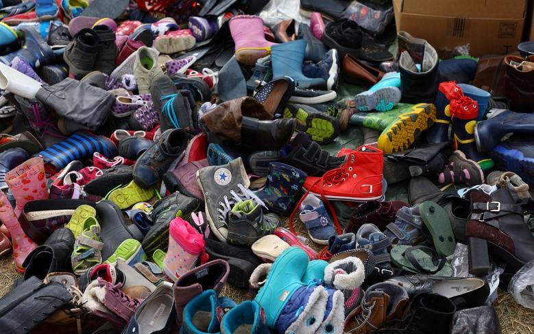 Những đôi giày được quyên góp dành cho người tị nạn tại Ukraine bên ngoài một trung tâm lưu trú tạm thời cho người tị nạn tại Przemysl, Ba Lan.