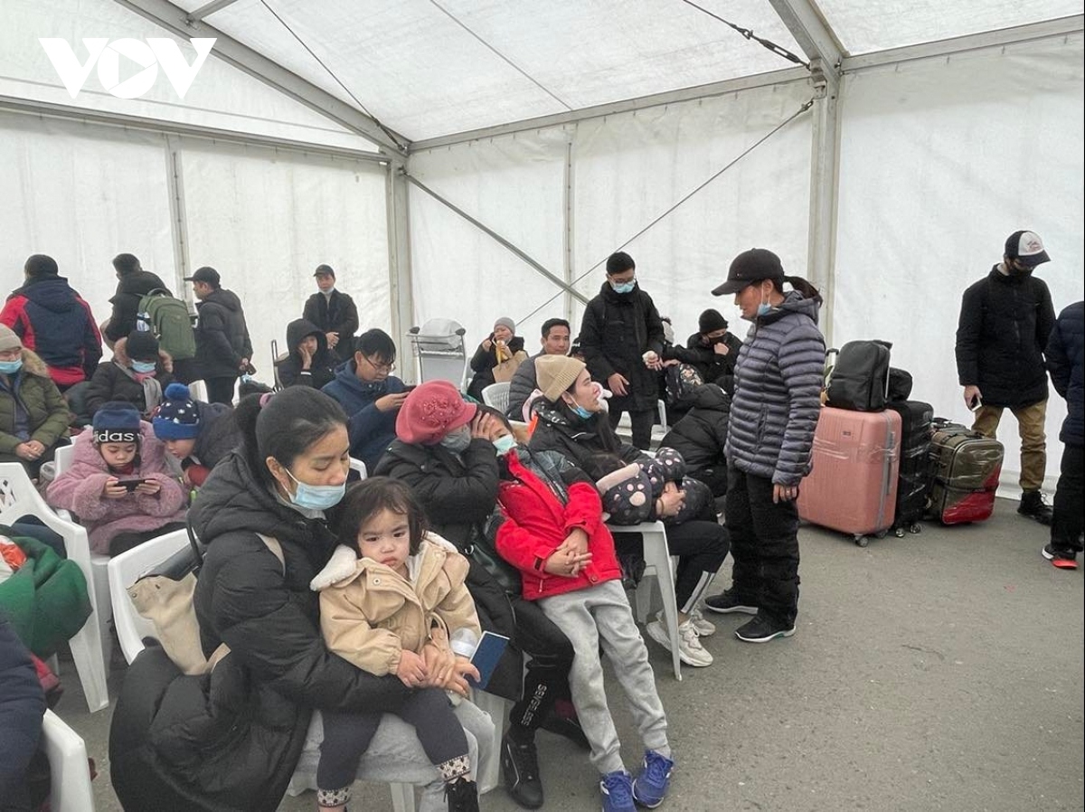  After the end of the second flight, the Vietnamese Embassy in Romania is urgently carrying out citizen protection work in order to deal with necessary procedures aimed at continuing to bring stranded people back home on upcoming flights.