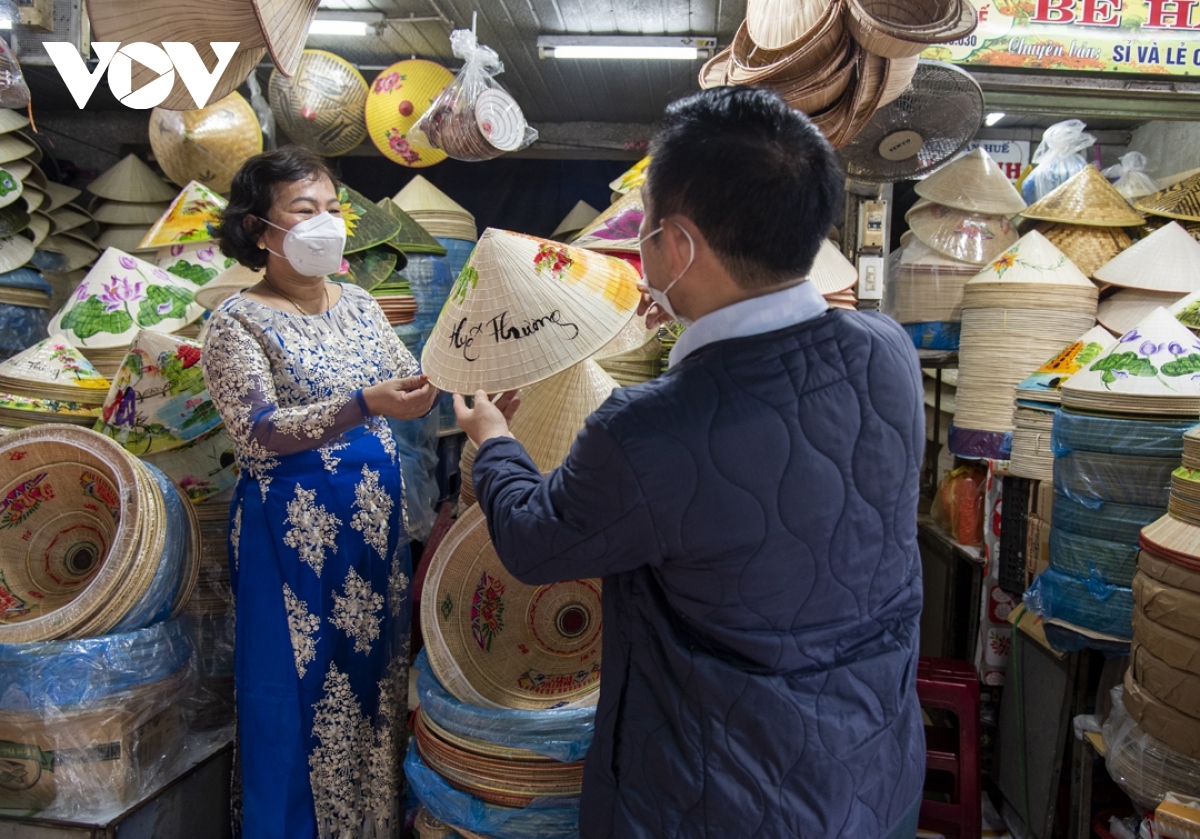 small traders in dong ba market don ao dai to welcome visitors picture 10
