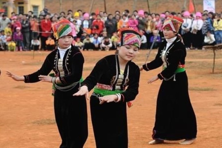 Kho Mu people dance to pray for good health, bumper crop, and good weather. (photo: dantocmiennui.vn)