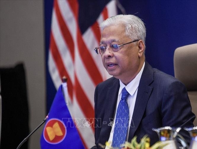 malaysian pm arrives in hanoi, meets local businesses picture 1