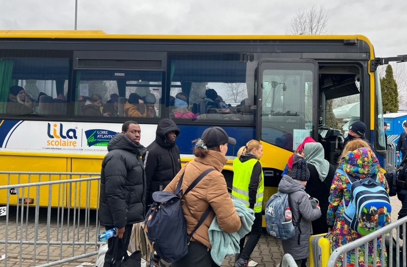 Người tị nạn lên xe bus di chuyển về các thành phố Ba Lan. Ảnh: VOV.
