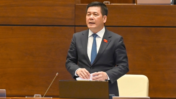 Industry and Trade Minister Nguyen Hong Dien has been questioned at the NA Standing Committee session about the ministry's management of the petroleum market amidst price hikes.