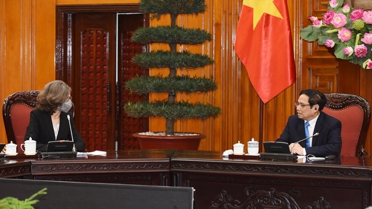 Prime Minister Pham Minh Chinh (R) receives outgoing Canadian Ambassador Deborah Paul in Hanoi.