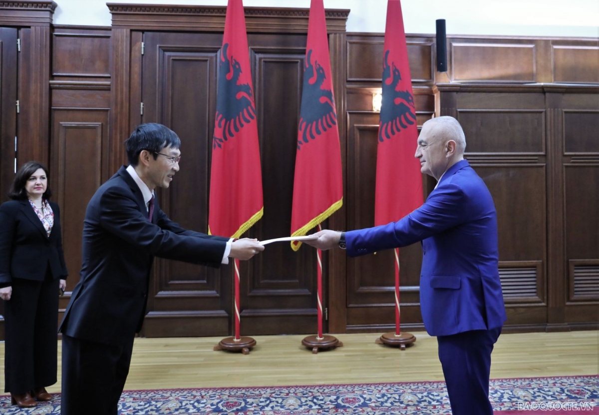 vn ambassador presents credentials to albanian president picture 1