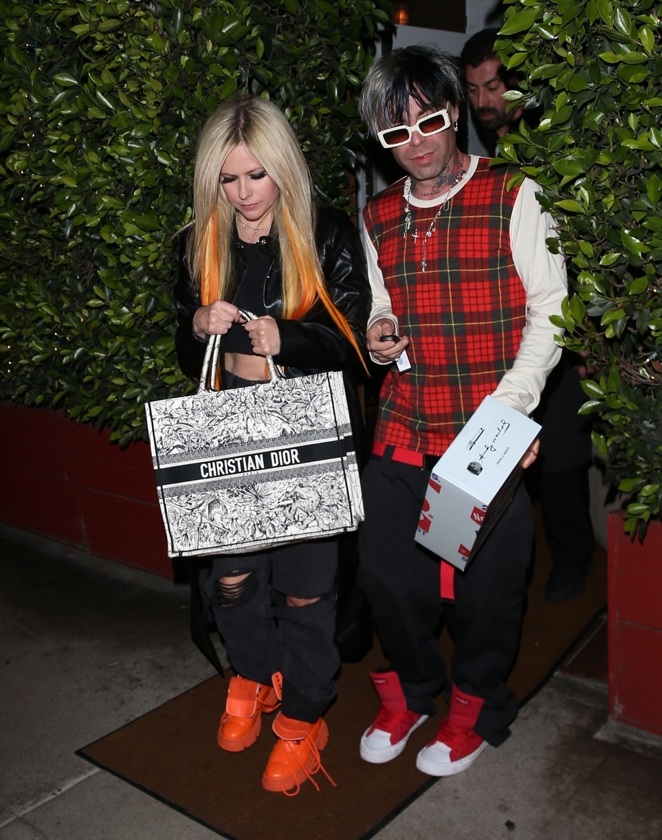 avril lavigne goi cam di choi toi cung tinh tre hinh anh 4