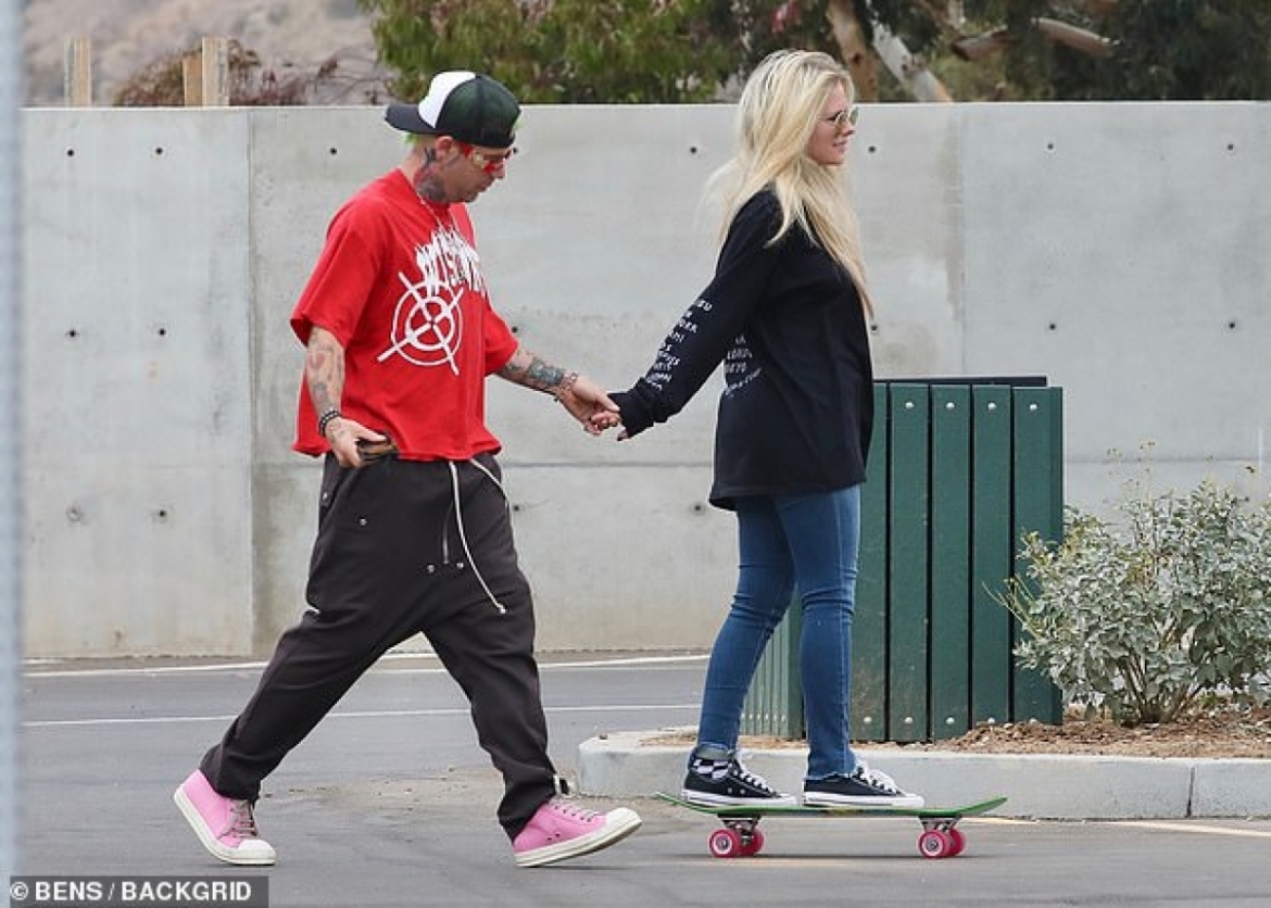 avril lavigne goi cam di choi toi cung tinh tre hinh anh 5