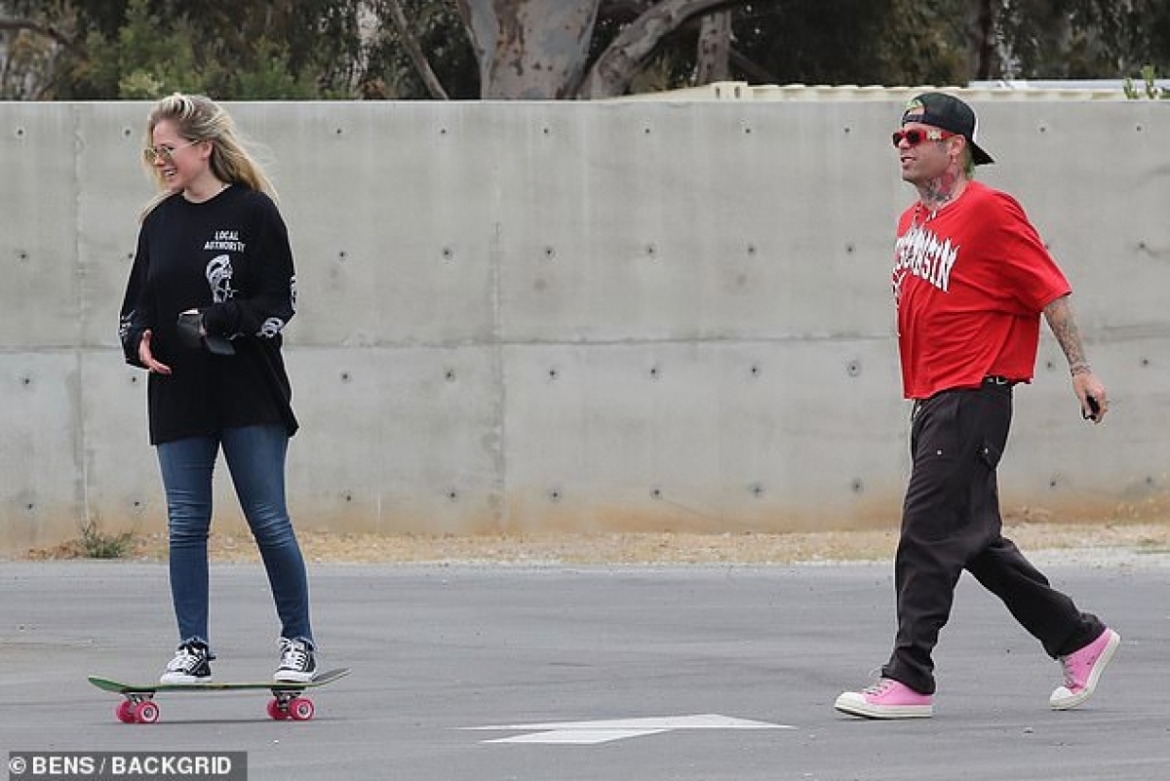 avril lavigne goi cam di choi toi cung tinh tre hinh anh 6