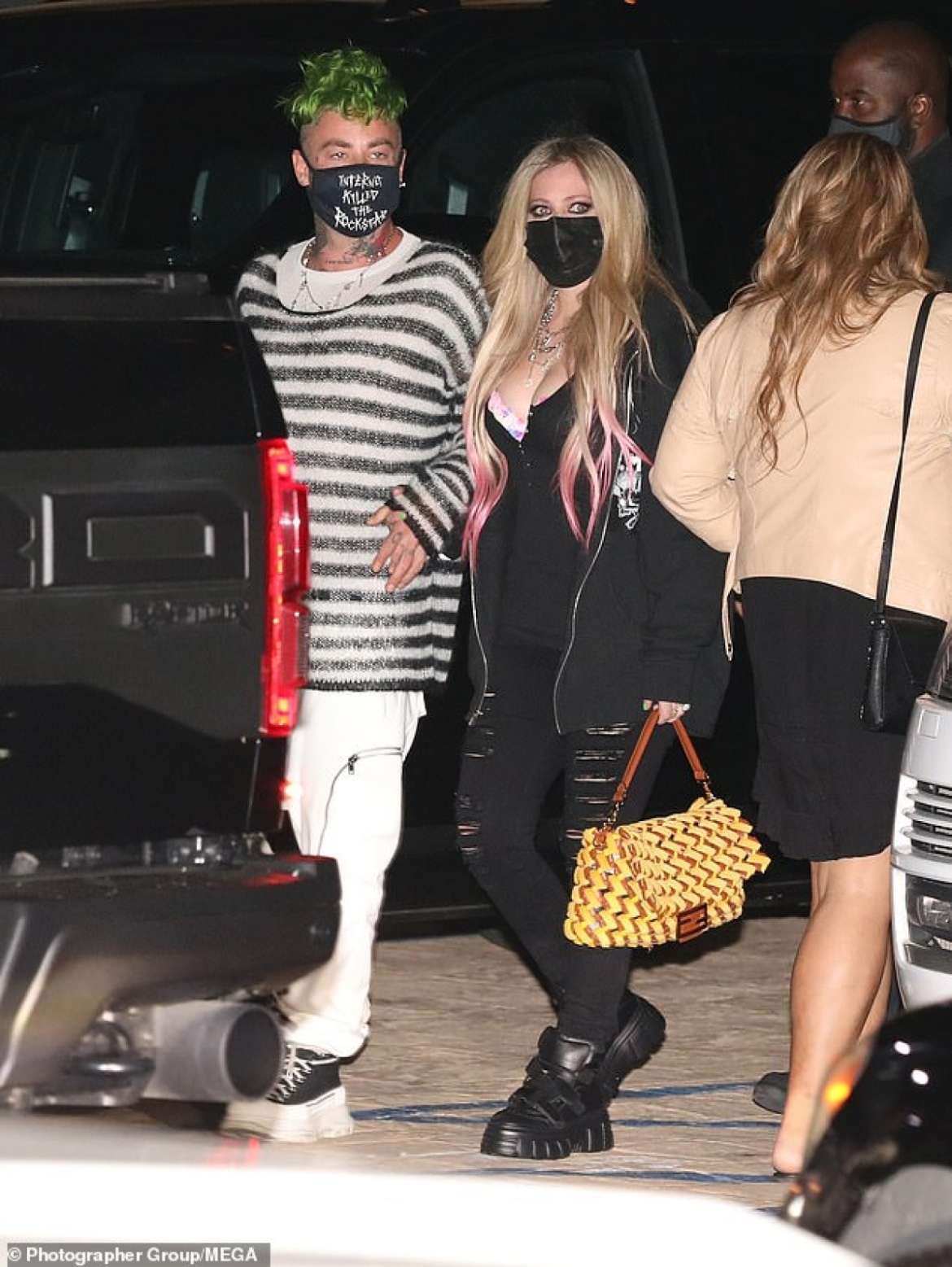 avril lavigne goi cam di choi toi cung tinh tre hinh anh 7