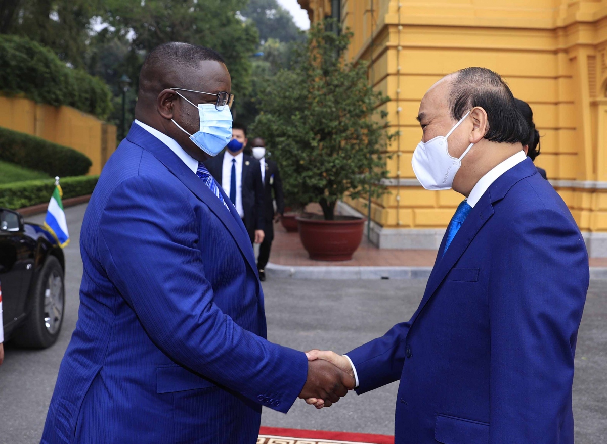 Chủ tịch nước Nguyễn Xuân Phúc đón Tổng thống nước Cộng hòa Sierra Leone Julius Maada Bio tại Phủ Chủ tịch.