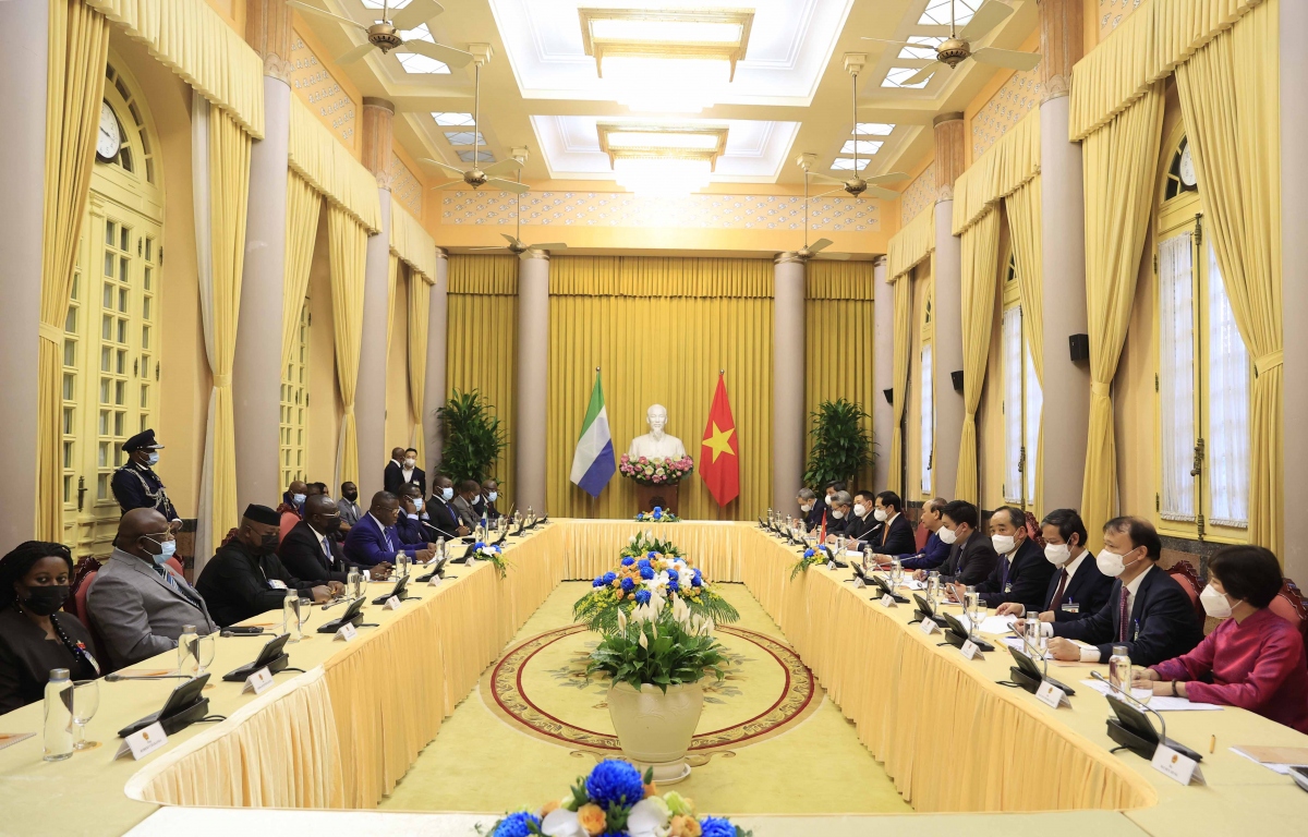 Chủ tịch nước Nguyễn Xuân Phúc và Tổng thống Julius Maada Bio dẫn đầu đoàn cấp cao hai nước tiến hành hội đàm.