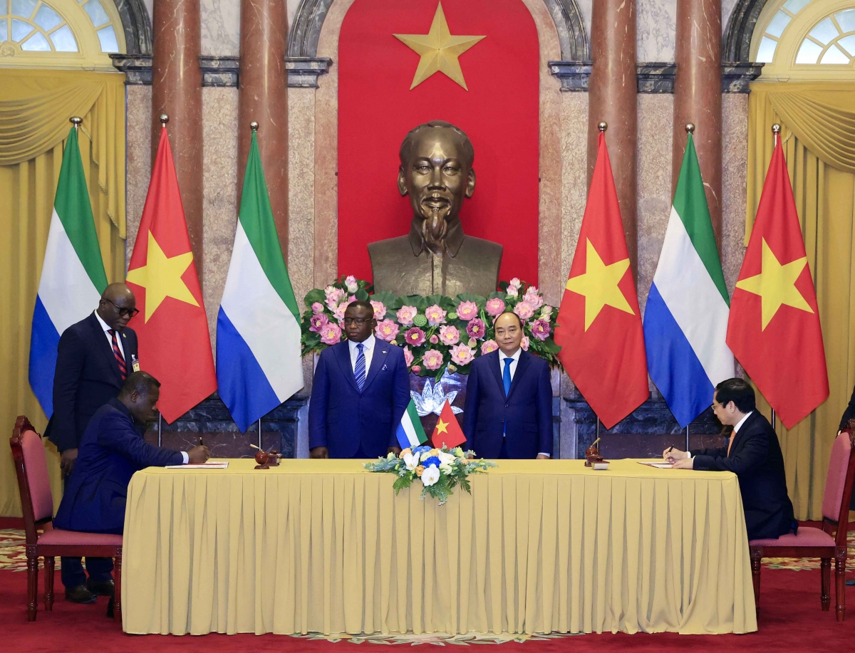 Chủ tịch nước Nguyễn Xuân Phúc và Tổng thống Julius Maada Bio đã chứng kiến lễ ký kết văn kiện hợp tác song phương.