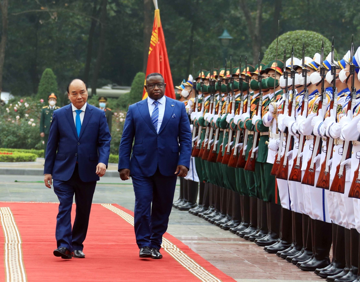 Chủ tịch nước Nguyễn Xuân Phúc mời Tổng thống Julius Maada Bio duyệt Đội danh dự.