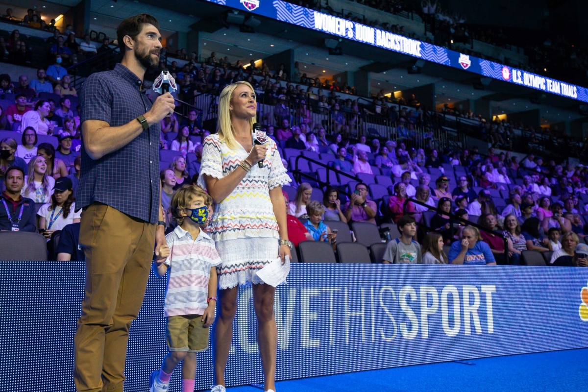 Michael Phelps theo sát đội tuyển bơi Mỹ trong vai trò bình luận viên. (Ảnh: Getty)