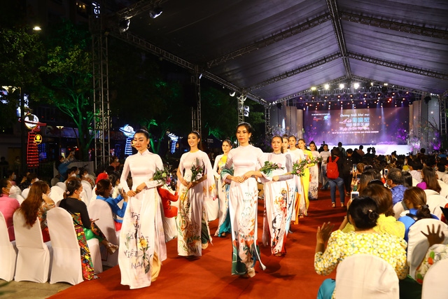 Artists and models strut down the catwalk, boatsing the beauty of Ao Dai. (Photo: vtv.vn)