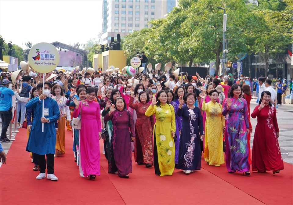 ao dai street parade in hcm city attracts thousands of women picture 1