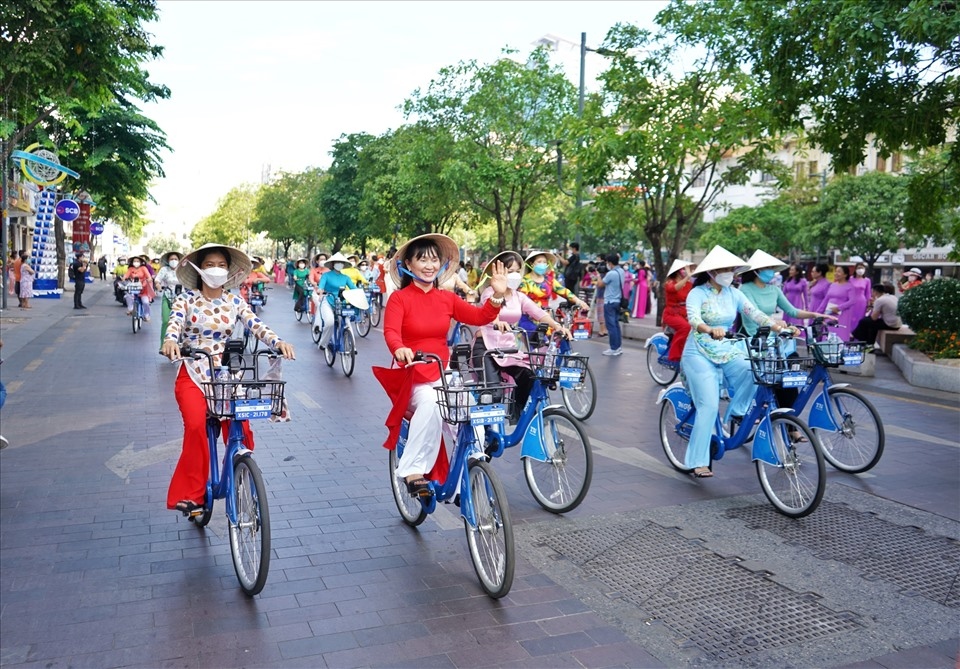 ao dai street parade in hcm city attracts thousands of women picture 11