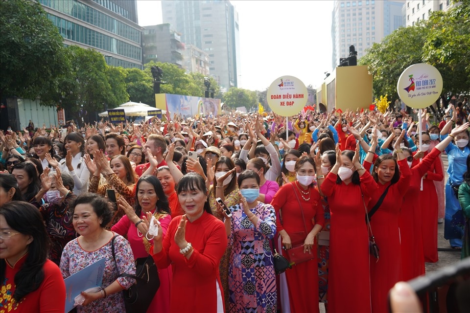 ao dai street parade in hcm city attracts thousands of women picture 3