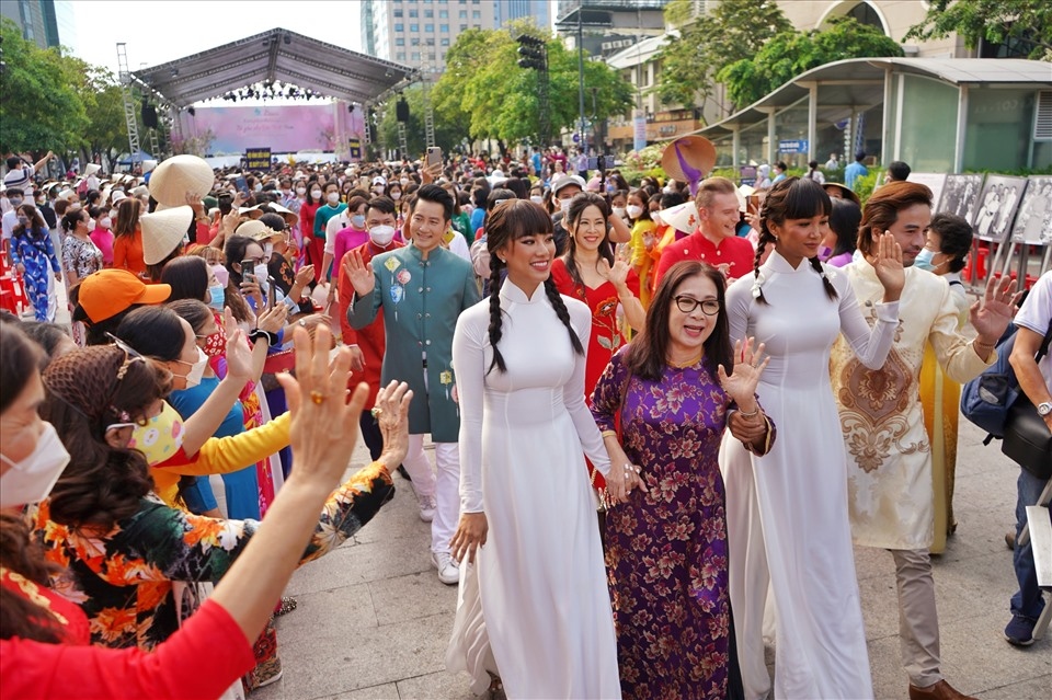 ao dai street parade in hcm city attracts thousands of women picture 4