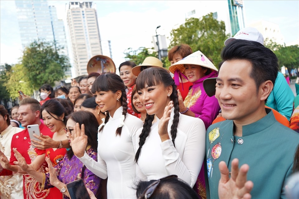 ao dai street parade in hcm city attracts thousands of women picture 5