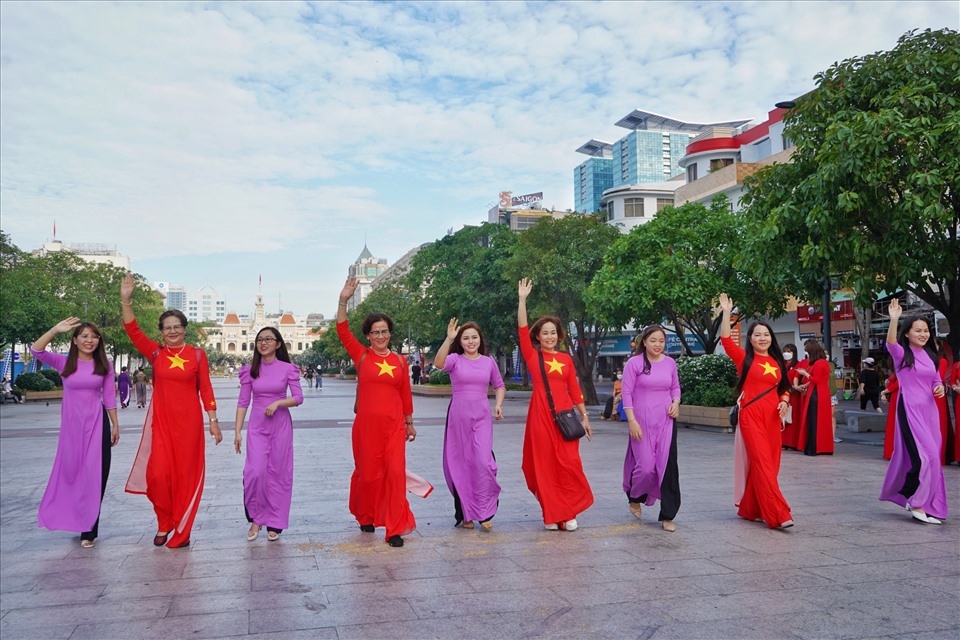 ao dai street parade in hcm city attracts thousands of women picture 6