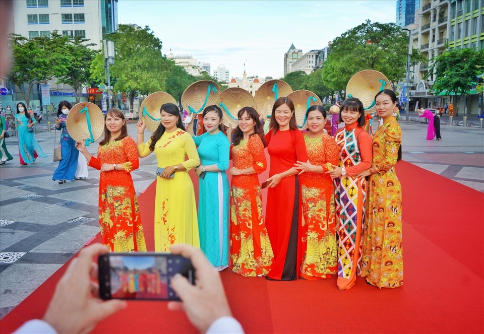 ao dai street parade in hcm city attracts thousands of women picture 8