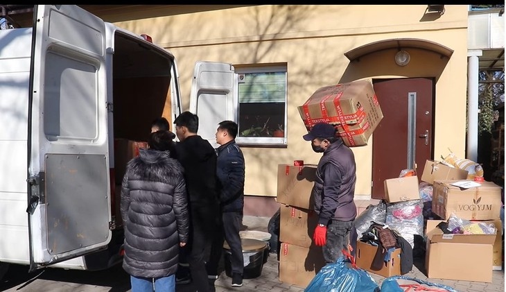 Trưa 28/2, chuyến hàng thứ hai lên biên giới hỗ trợ người tị nạn chiến tranh Ukraine của một nhóm thiện nguyện người Việt đã lên đường. Ảnh: Võ Văn Long/Ba Lan