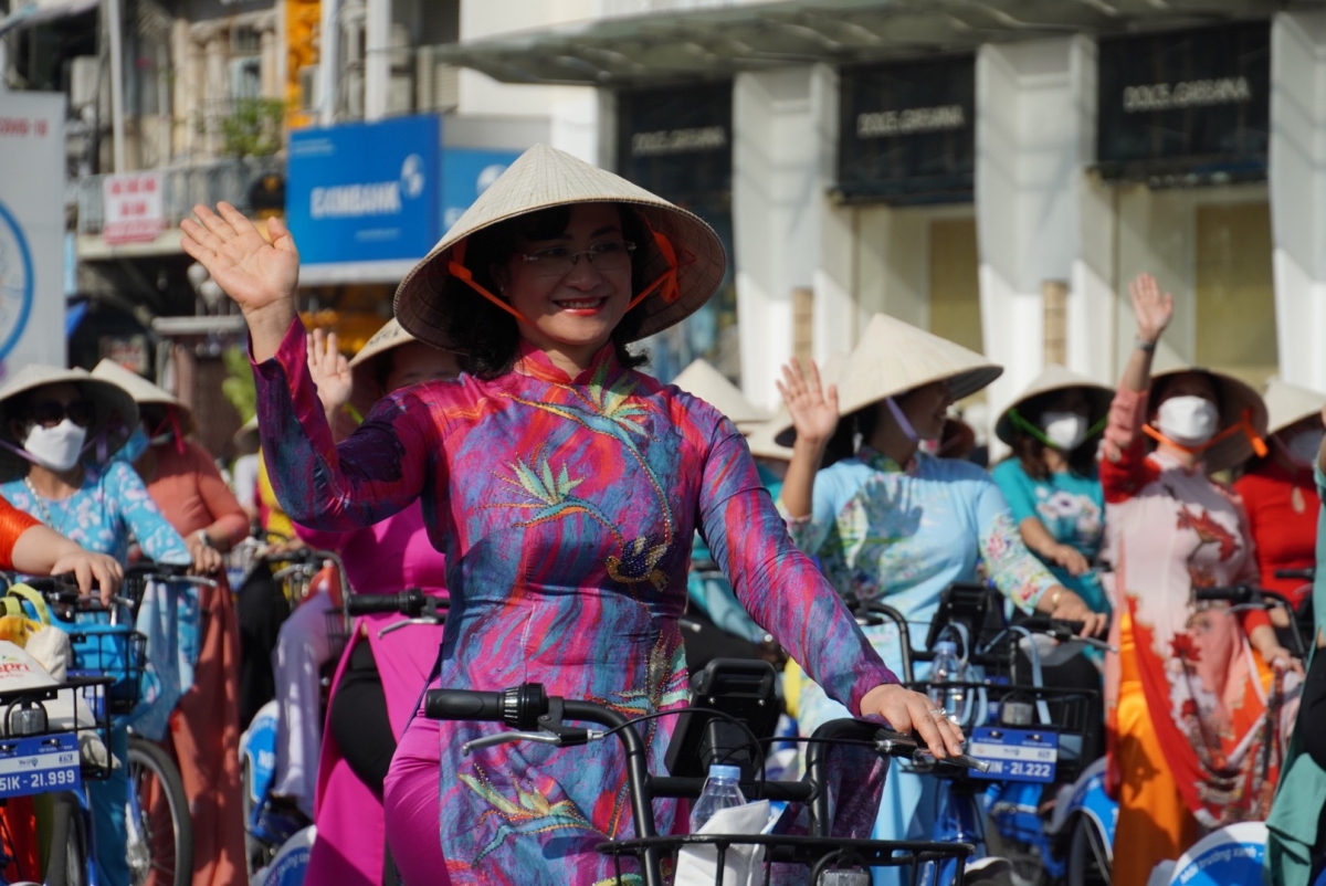 Bà Phan Thị Thắng - Phó Chủ tịch UBND TP.HCM tham gia trong đoàn diễu hành.
