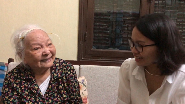 Bà Vân Yến (phu nhân nhà báo Trần Lâm) tiếp chuyện biên kịch Thu Huệ tại nhà số 5, Trần Phú, Hà Nội. (Ảnh: Hà Phương).