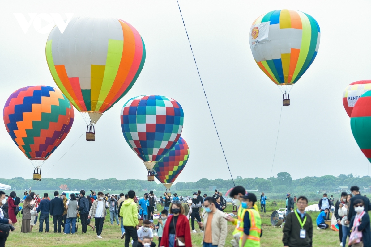 Long Bien district’s longan garden hosts the hot-air balloon festival from 8 a.m. to 9 p.m. on March 25, March 26, and March 27.