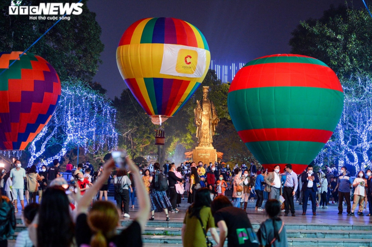 low-flying hot air balloons in hanoi attract crowds picture 1