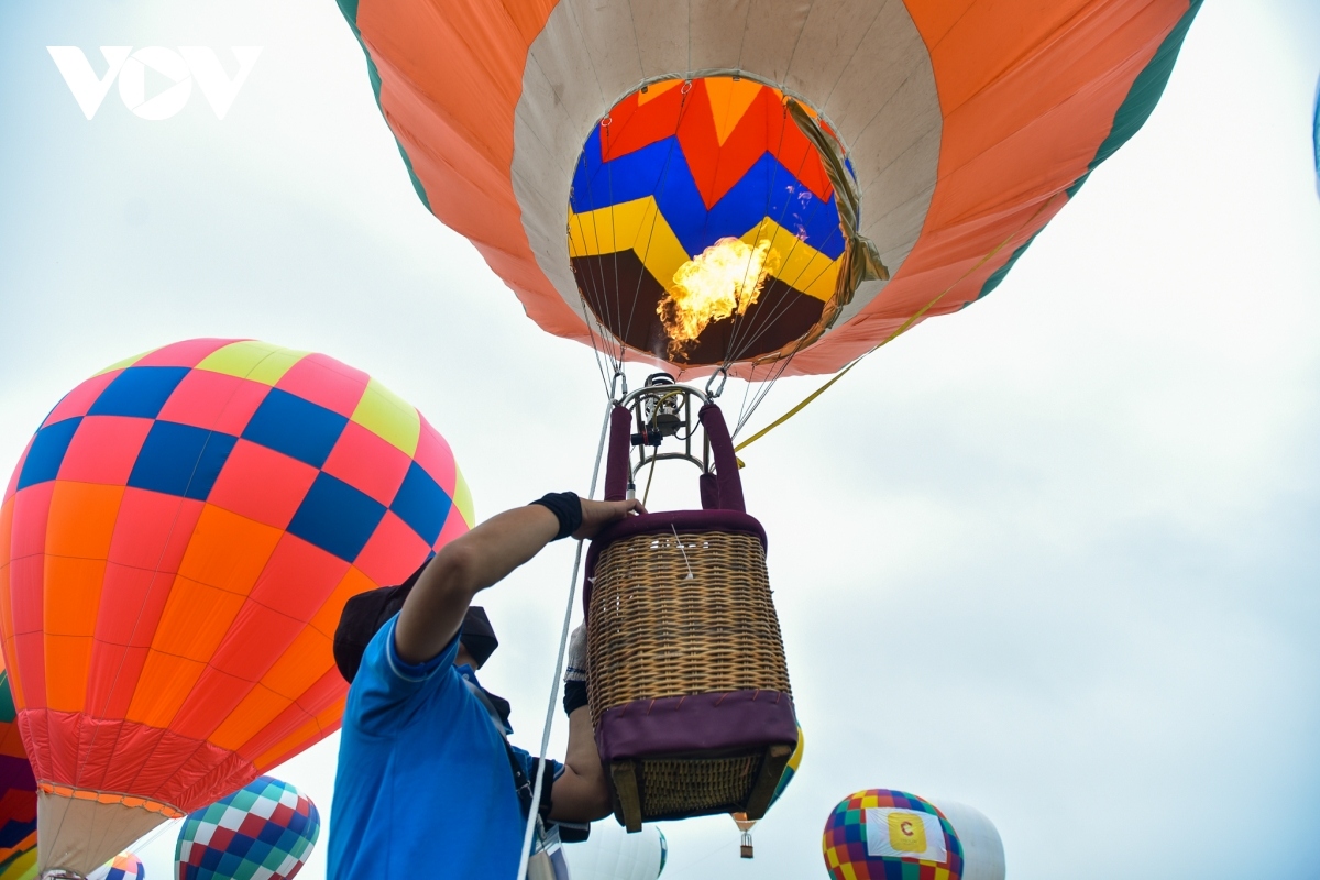  get on hanoi 2022 hot-air balloon festival enthralls visitors picture 2