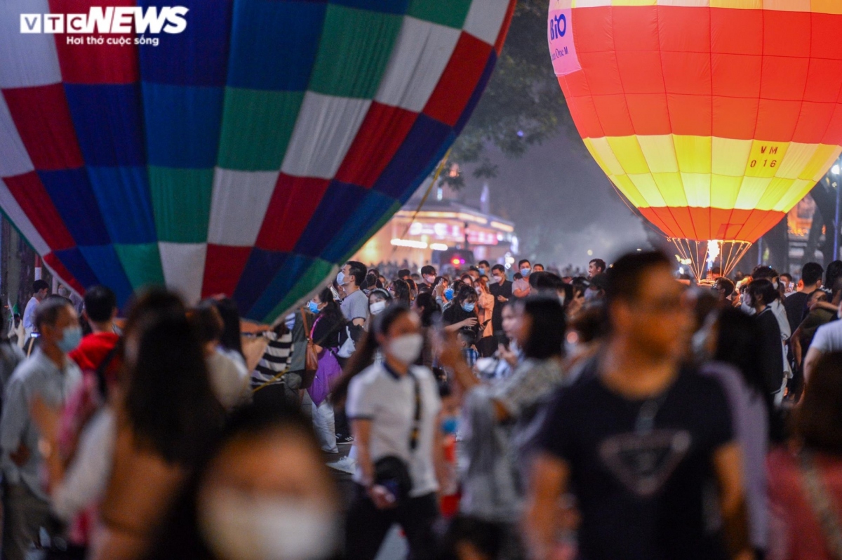 low-flying hot air balloons in hanoi attract crowds picture 2