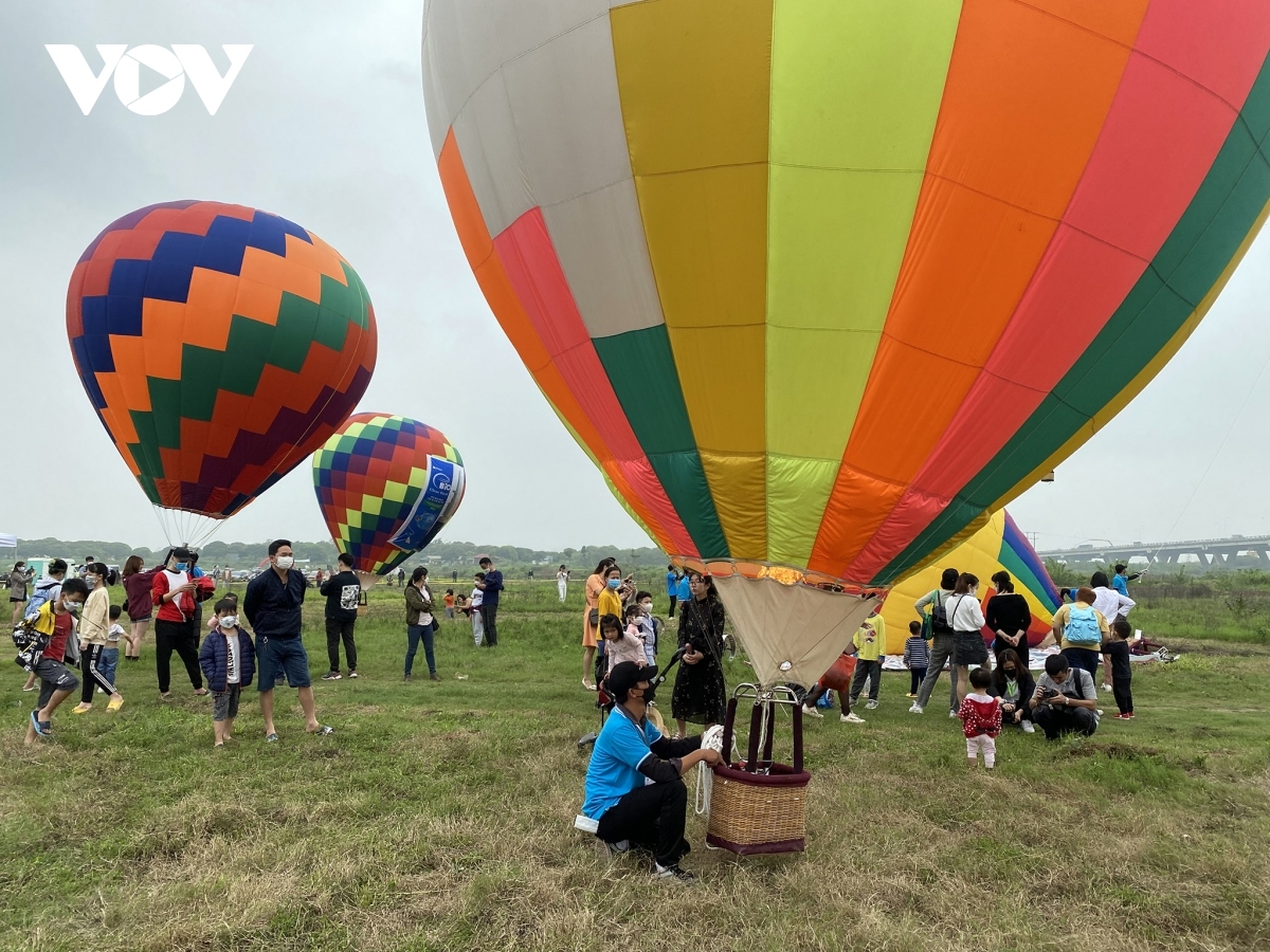 A total of 22 enormous hot air balloons fly high in the sky at the festival.