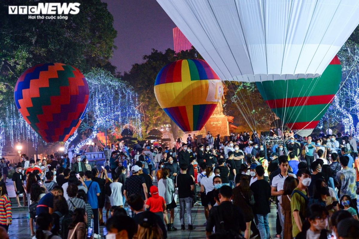 low-flying hot air balloons in hanoi attract crowds picture 3