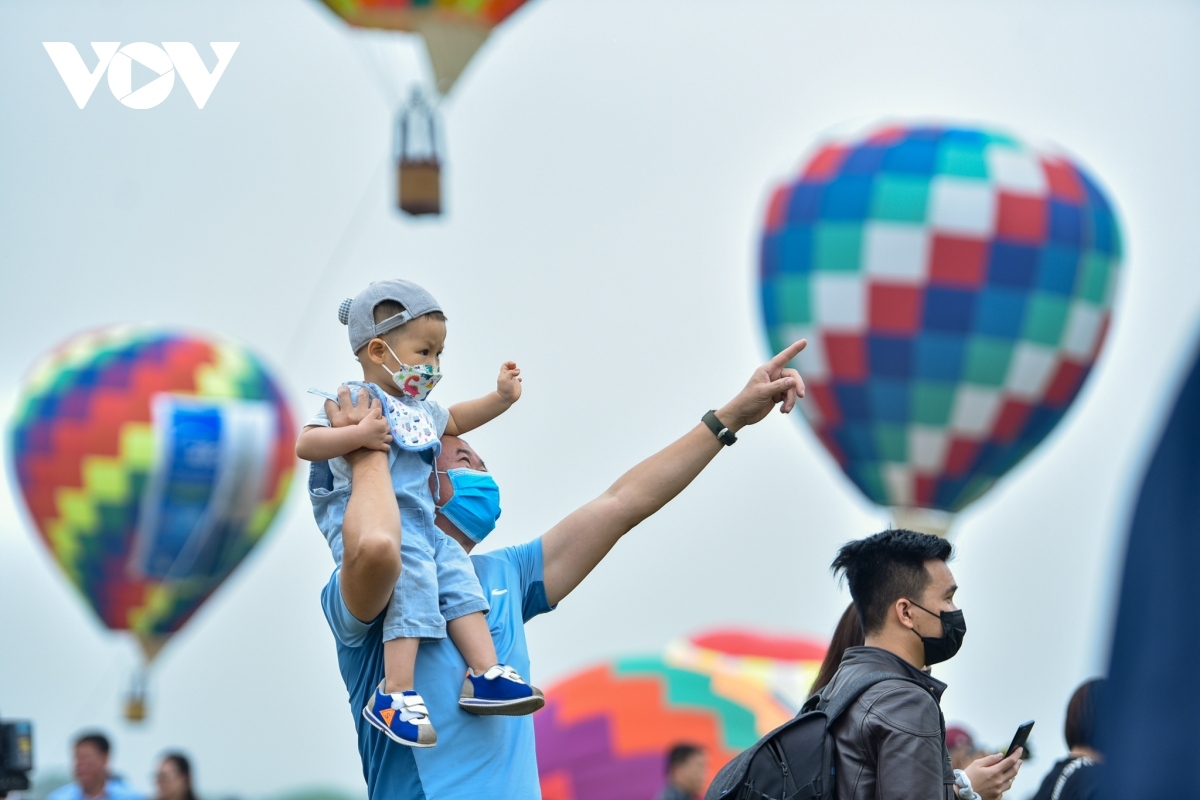  get on hanoi 2022 hot-air balloon festival enthralls visitors picture 4