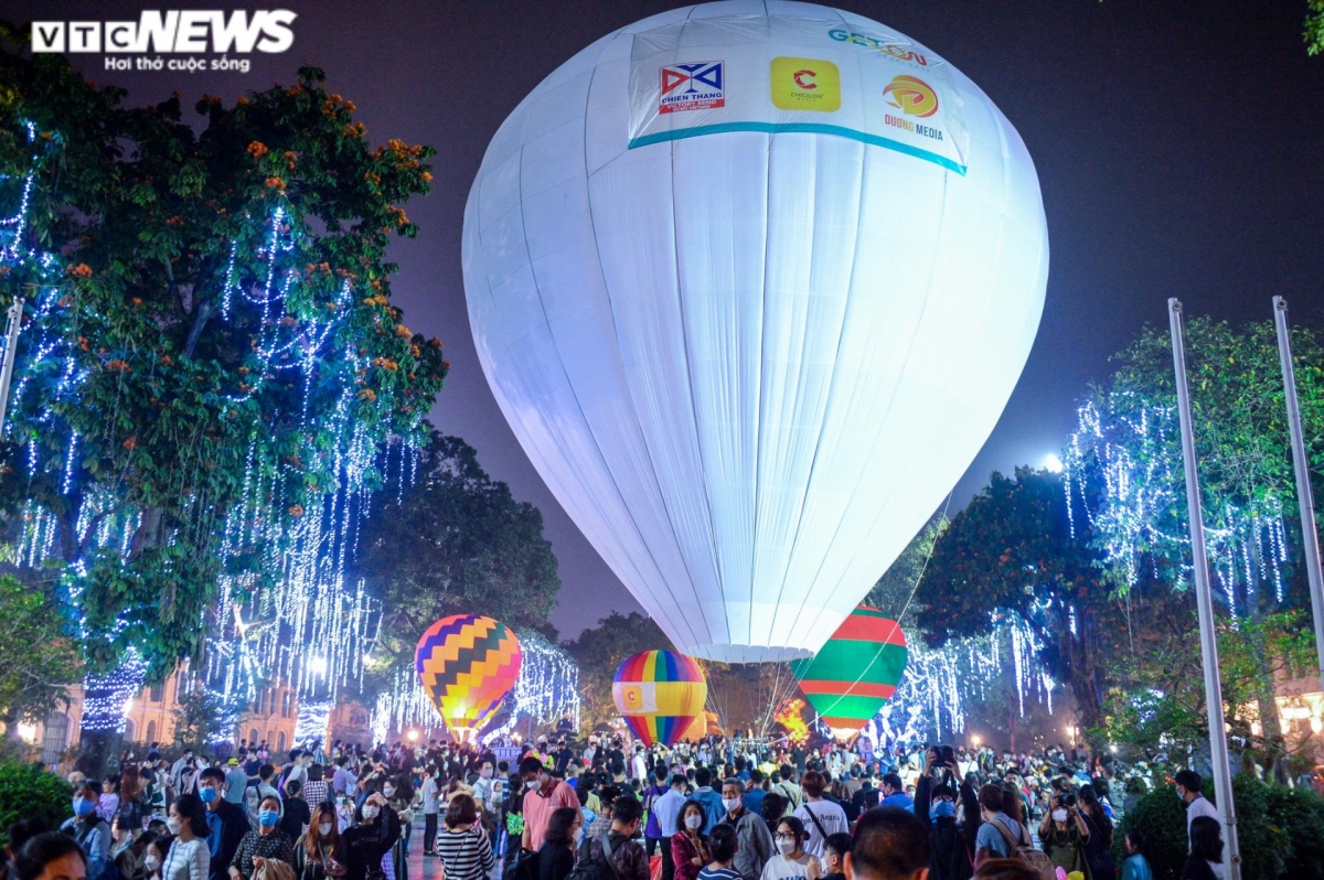 low-flying hot air balloons in hanoi attract crowds picture 4