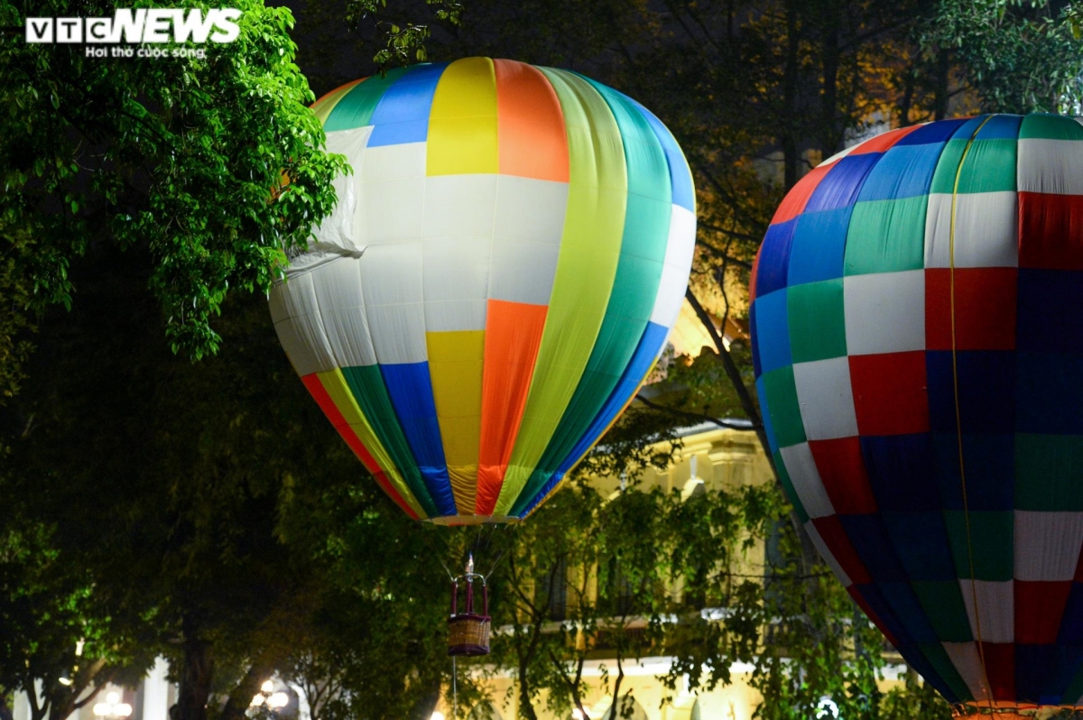 low-flying hot air balloons in hanoi attract crowds picture 5