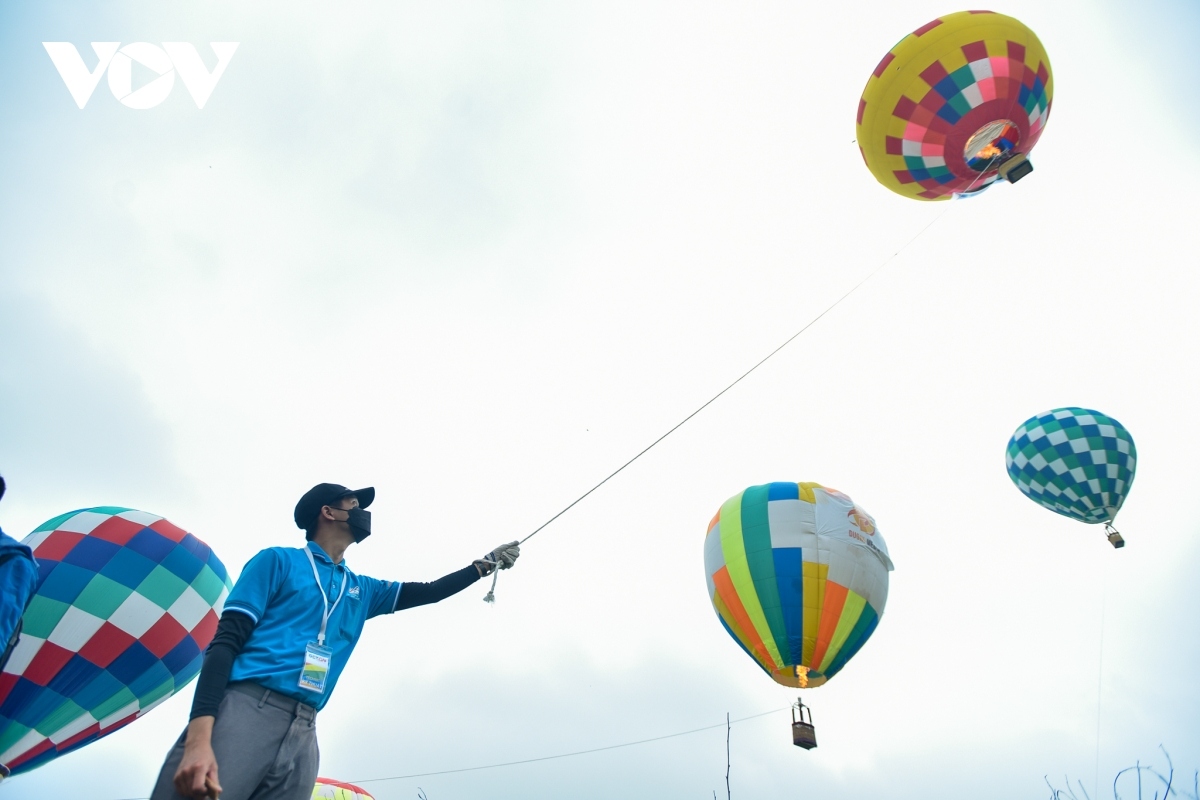  get on hanoi 2022 hot-air balloon festival enthralls visitors picture 6