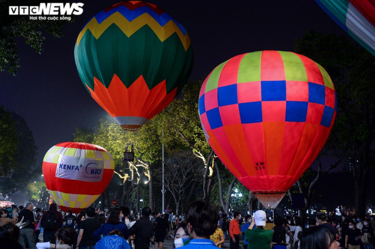 low-flying hot air balloons in hanoi attract crowds picture 6