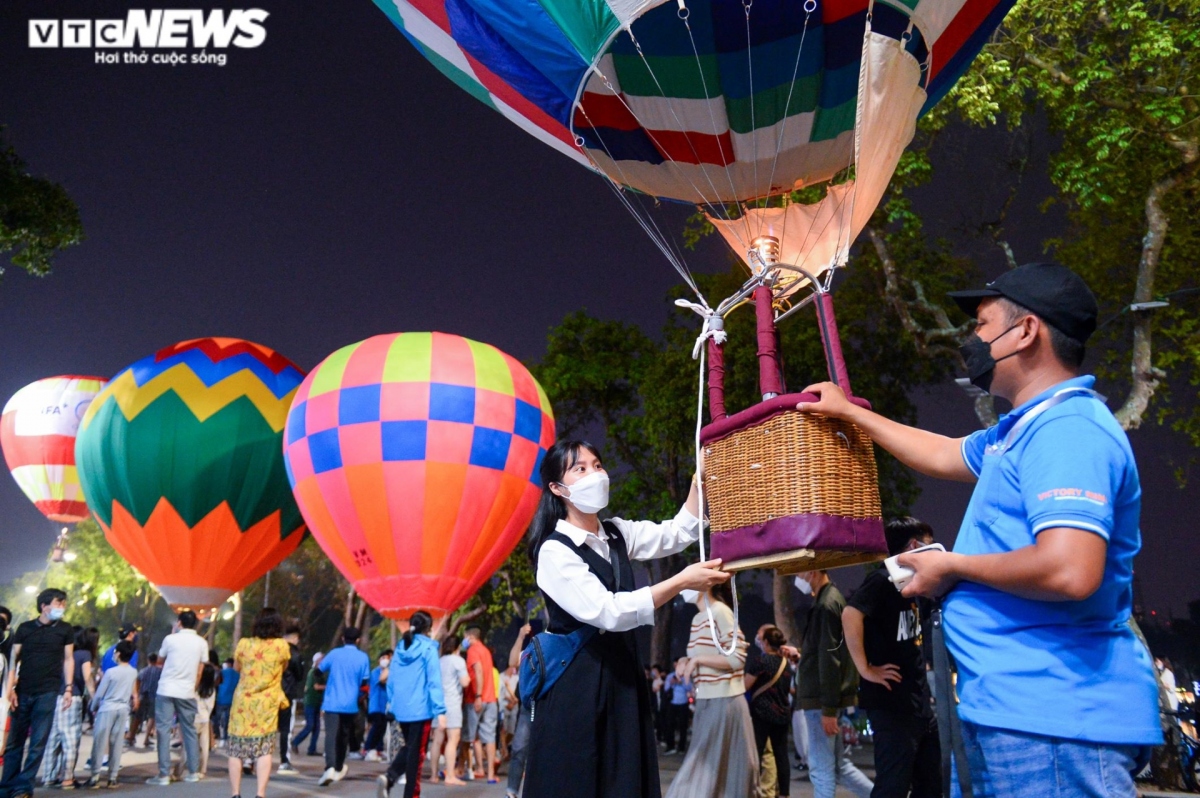 low-flying hot air balloons in hanoi attract crowds picture 7