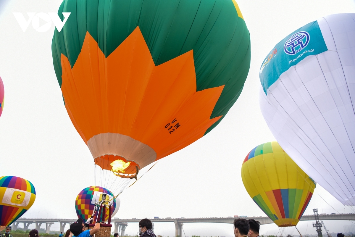  get on hanoi 2022 hot-air balloon festival enthralls visitors picture 8