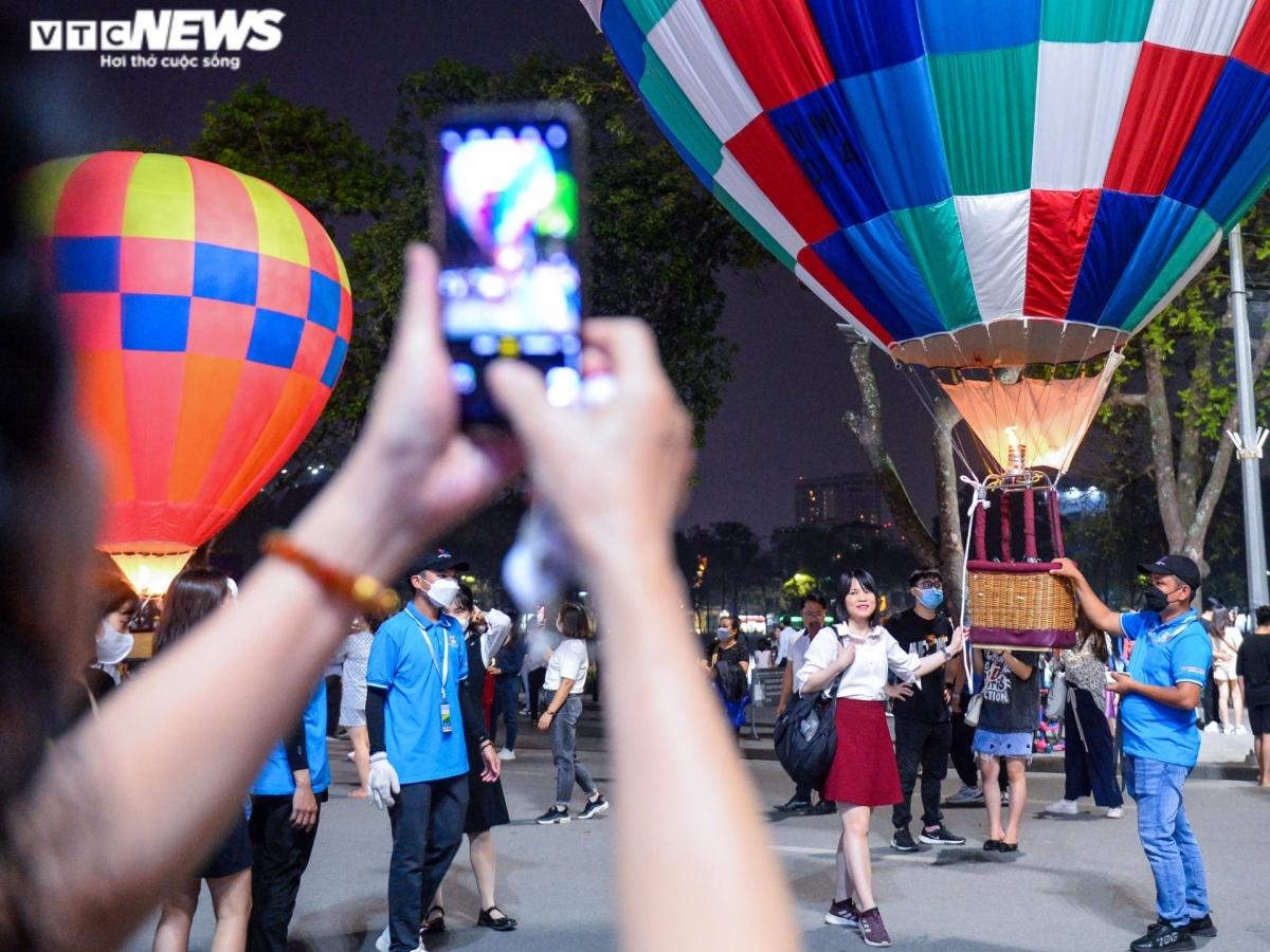 low-flying hot air balloons in hanoi attract crowds picture 8