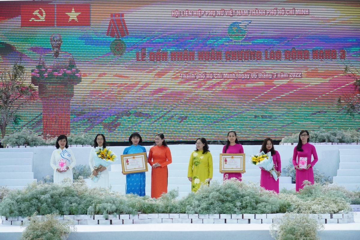 Ban Hỗ trợ phụ nữ phát triển kinh tế và Văn phòng Hội Liên hiệp Phụ nữ TP.HCM đón nhận Huân chương Lao động hạng Ba.