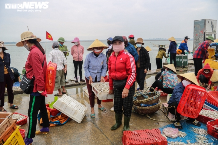 “Lượng cá cơm mỗi năm ít dần đi nên tôi tranh thủ gom cá cơm đầu mùa về trữ làm nước mắm và làm cá khô. Trung bình mỗi năm gia đình tôi thu mua trên 6 tấn cá cơm từ ngư dân về chế biến”, một tiểu thương tại cảng Cửa Sót cho biết.