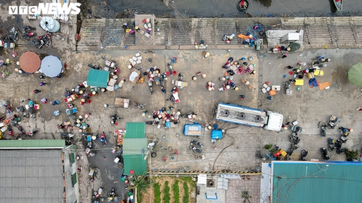 Ông Phan Văn Phú (cán bộ Ban quản lý các cảng cá Hà Tĩnh) cho biết, trong 2 ngày (28/2 và 1/3) có 40 tàu thuyền khai thác cá cơm, cá trích cập cảng Cửa Sót với sản lượng 30 tấn.